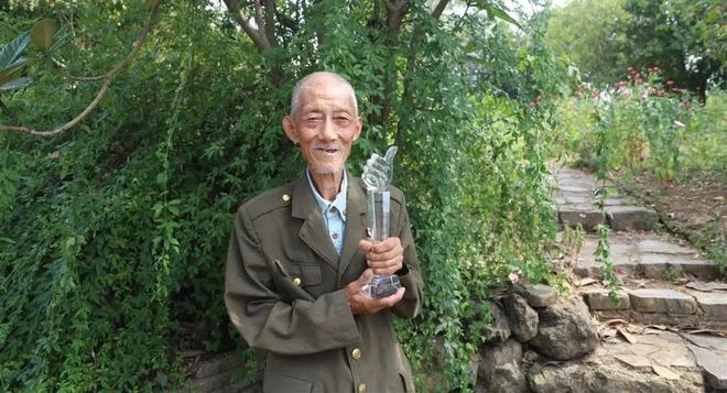 2岁仍然坚持入党原来他还是一名退役军人麻将胡了远安县茅坪场镇小学教书32年7(图3)