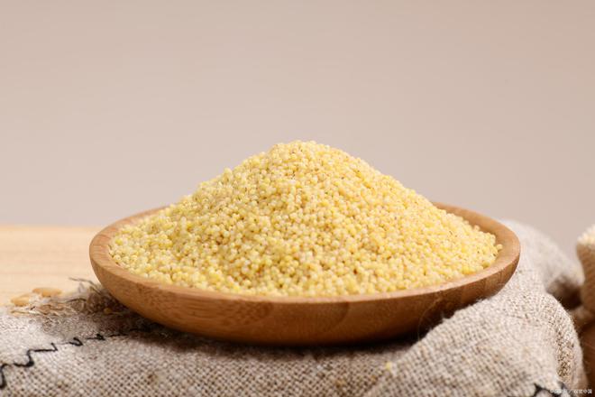 这4种米补足营养为入冬打好基础麻将胡了深秋建议中老年人:多吃(图2) 这4种米补足营养为入冬打好基础麻将胡了深秋建议中老年人:多吃(图2)