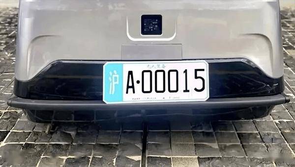 驾驶装备识别牌非载人汽车车牌!PG麻将胡了2上海颁发的是无人(图1) 驾驶装备识别牌非载人汽车车牌!PG麻将胡了2上海颁发的是无人(图1)