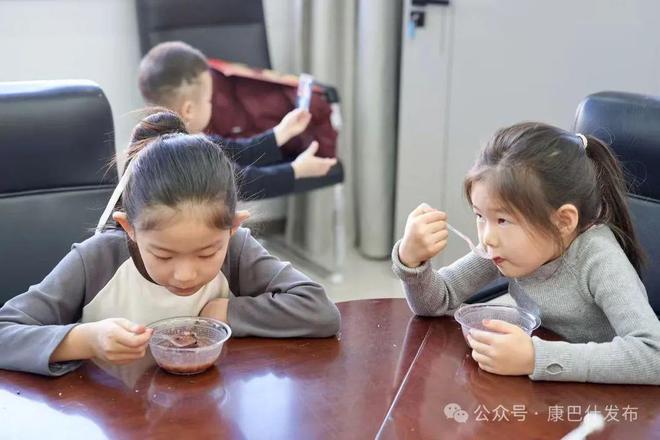 ”乐腊八 情暖社区麻将胡了app“童(图2) ”乐腊八 情暖社区麻将胡了app“童(图2)