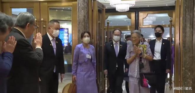 并再次庆祝70岁生日还拿着扇子给蛋糕扇风麻将胡了2模拟器试玩诗琳通公主访问故宫