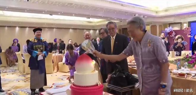 并再次庆祝70岁生日还拿着扇子给蛋糕扇风麻将胡了2模拟器试玩诗琳通公主访问故宫(图8)