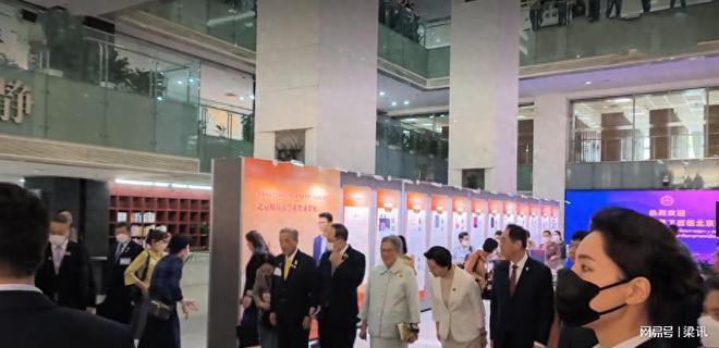 并再次庆祝70岁生日还拿着扇子给蛋糕扇风麻将胡了2模拟器试玩诗琳通公主访问故宫(图6)