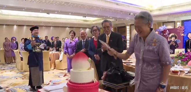 并再次庆祝70岁生日还拿着扇子给蛋糕扇风麻将胡了2模拟器试玩诗琳通公主访问故宫(图7)
