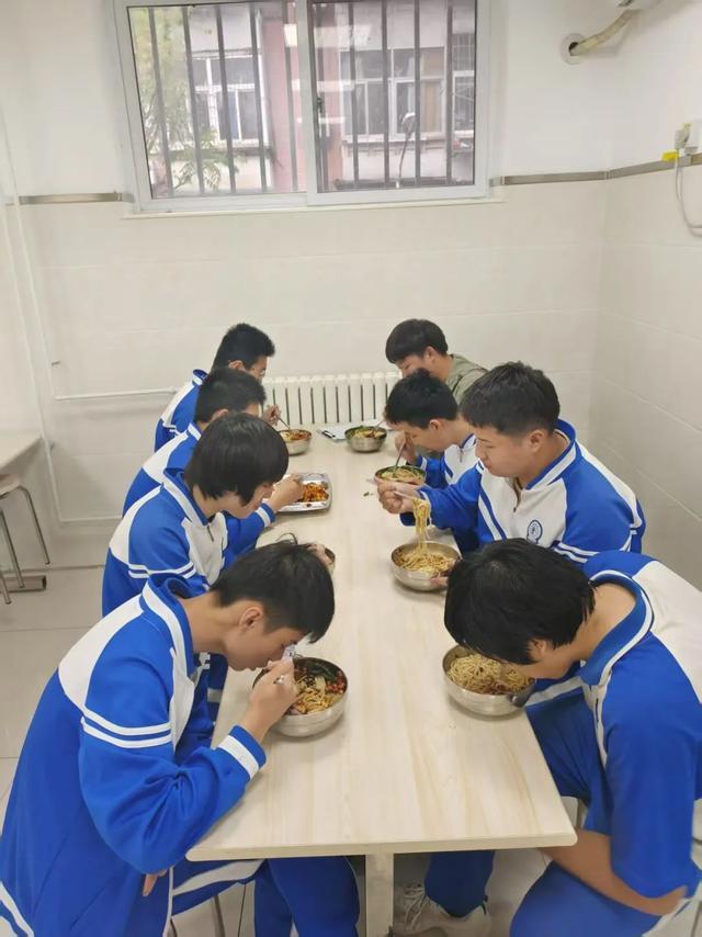 附中分校！本周明星麻辣烫引爆校园味蕾麻将胡了试玩模拟器舌尖上的北京交大(图2)