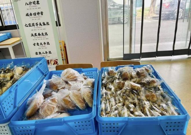 ！年轻人涌入医院买面包网友：比专家号还难抢PG麻将胡了免费模拟器一天爆卖3000个(图10)