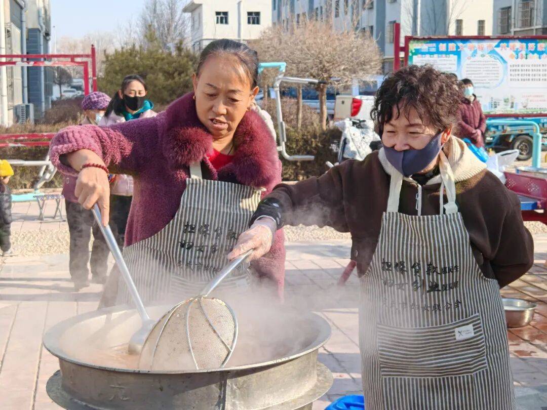 【铸牢共同体 中华一家亲】城区街道:粥香暖腊八 邻里聚温情(图1) 【铸牢共同体 中华一家亲】城区街道:粥香暖腊八 邻里聚温情(图1)