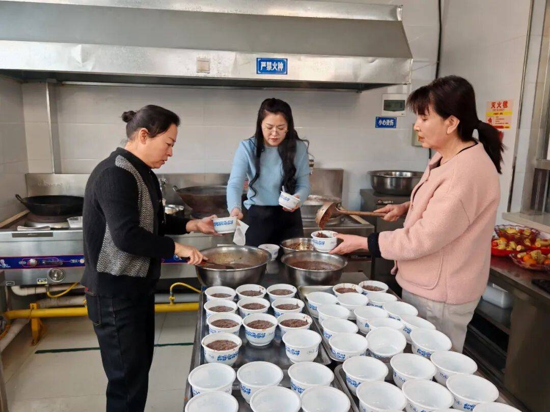 【铸牢共同体 中华一家亲】城区街道:粥香暖腊八 邻里聚温情(图6) 【铸牢共同体 中华一家亲】城区街道:粥香暖腊八 邻里聚温情(图6)